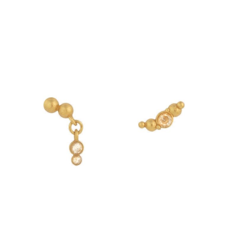 Pendulum ørestikker i 18 karat forgyldt genanvendt sterlingsølv med off white nanokrystal fra House of Vincent.